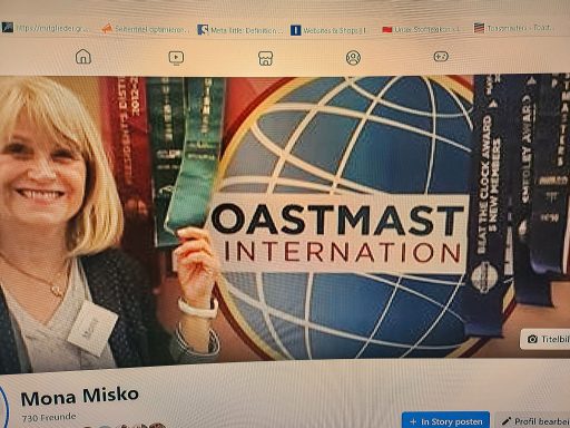 Lächelnde Frau mit Medaillen vor dem Logo von Toastmasters International.