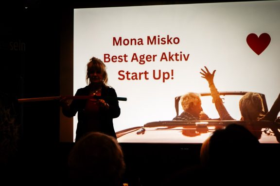 Eine Präsentation mit "Mona Misko", "Best Ager Aktiv" und einem roten Herz.