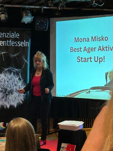 Frau mit blonden Haaren präsentiert zum Thema "Best Ager Aktiv Start Up".